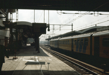 803682 Gezicht op één van de perrons van het N.S.-station Utrecht C.S. te Utrecht.